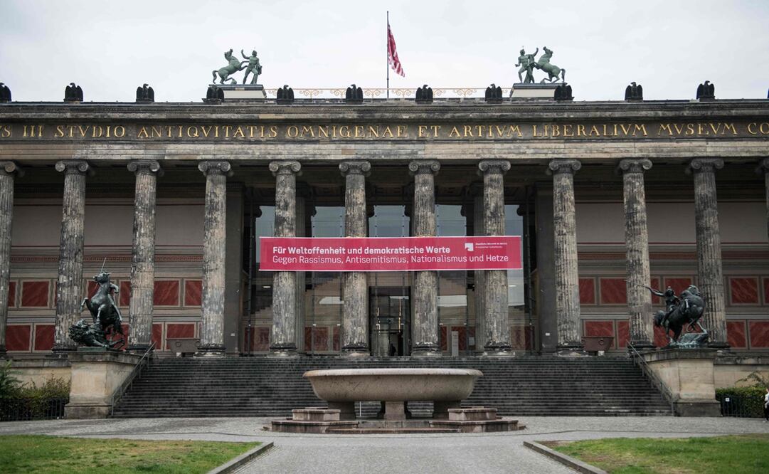 La escultura, ubicada al centro de la entrada del Museo Altes fue el objeto que sufrió las pintas. Foto: STEFANIE LOOS / AFP, archivo