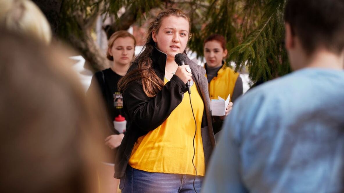 Aela Mansmann habló a un grupo de estudiantes en la escuela Cape Elizabeth que salieron a protestar en su apoyo. Foto: Getty Images 