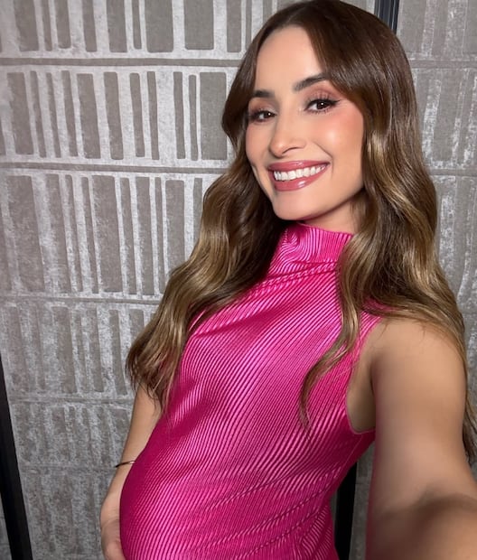 Cynthia Rodríguez presume su embarazo con un atuendo en rosa mexicano.
Instagram cynoficial