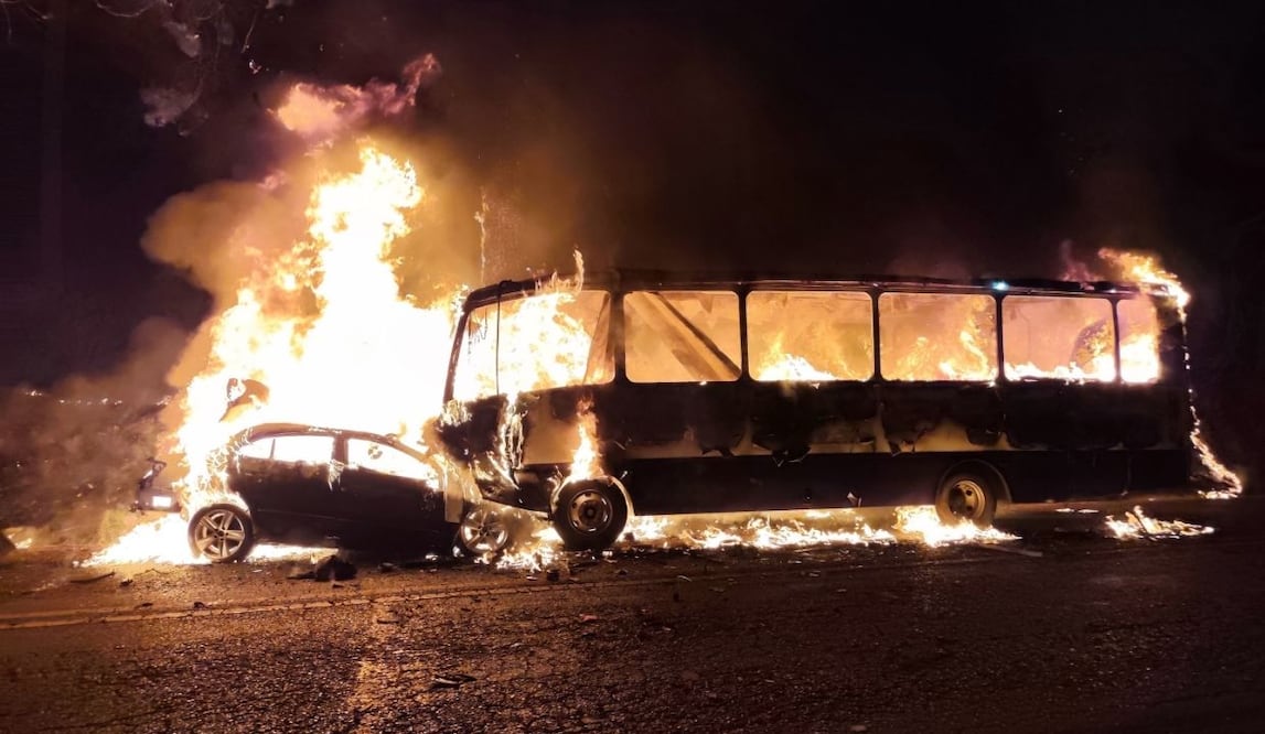 Choque en la México–Cuernavaca; mueren cuatro personas tras incendio de autobús y auto en Tres Marías. Foto: Especial