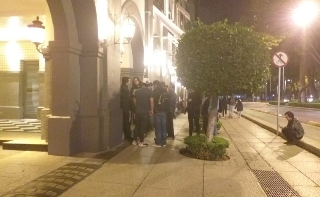 Tras su show,  Hugh Jackman llegó al lugar donde se hospeda en una camioneta escoltada; ya no salió a atender a sus fans. Foto: Elizabeth Escobar