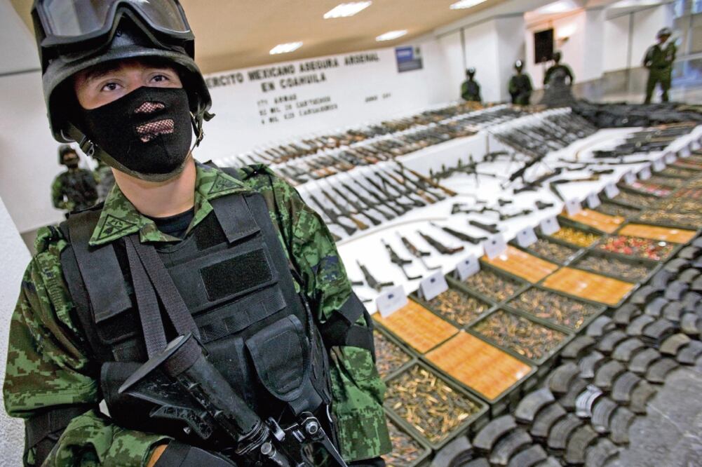 Efectivos del Ejército mexicano vigilan un arsenal decomisado en una casa de seguridad en el municipio de Sabinas en 2011. (ARCHIVO EL UNIVERSAL)