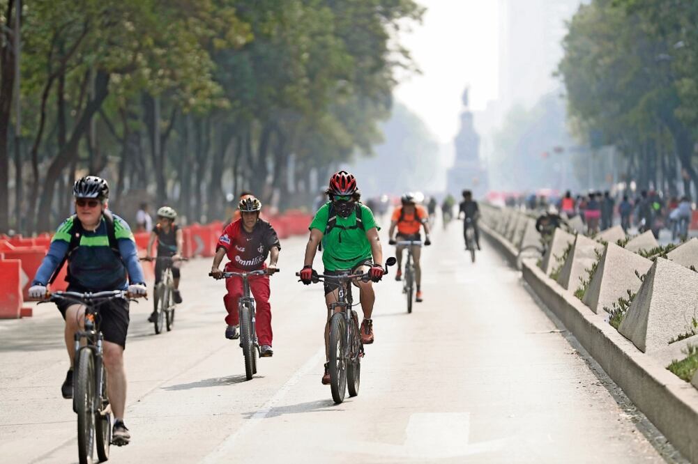 Pese a las altas concentraciones de contaminantes ayer en la Ciudad de México, ni las autoridades ni los ciclistas faltaron a la rodada dominical en Paseo de la Reforma; algunos de ellos usaron tapabocas (Foto: IVÁN STEPHENS)