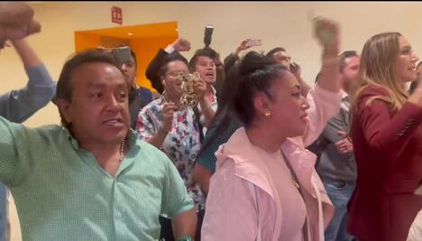 "¡La encuesta se respeta!"; protesta un puñado de simpatizantes de Harfuch