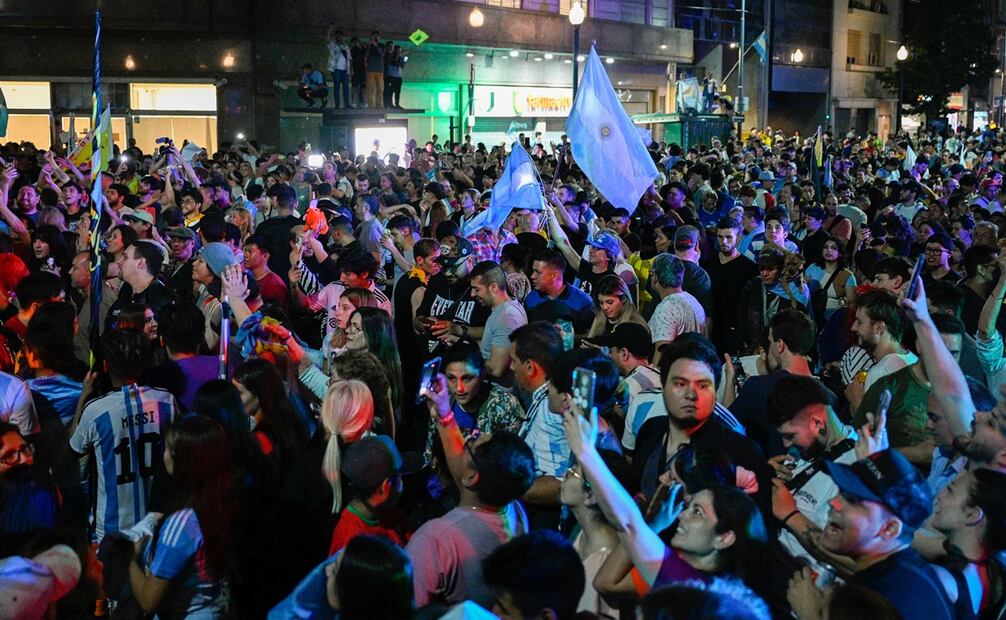 Simpatizantes del presidente electo de Argentina, Javier Milei, celebran en las calles tras conocer los resultados que le dieron como ganador del balotaje tras la jornada electoral de segunda vuelta, hoy, en Buenos Aires. Foto: AFP