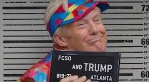 Trump arrestado, un tinaco en alta mar y Taylor Swift en el Foro Sol en los memes de la semana