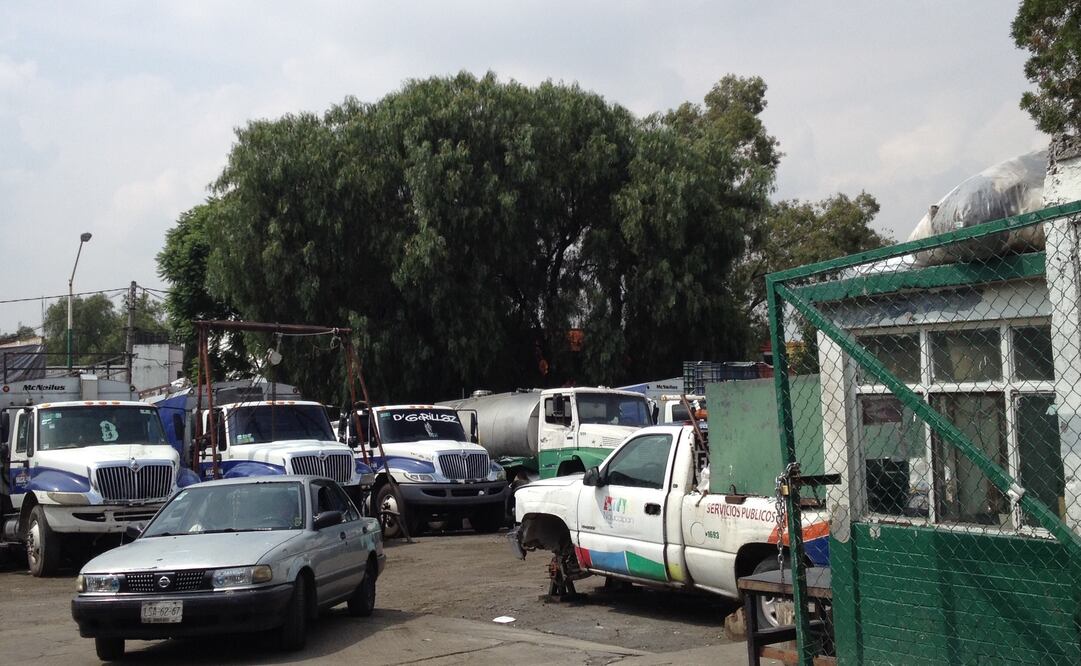 Vecinos de Satélite exigen la reubicación del taller de camiones recolectores, que se ha convertido en un "basurero" en medio de la zona residencial (Foto: Rebeca Jiménez / EL UNIVERSAL)
