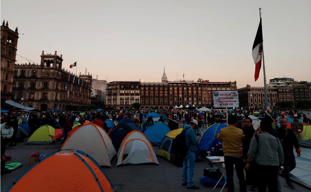 Integrantes de la CNTE instalaron un plantón la madrugada, del miércoles 19 de marzo de 2025, en el Zócalo de la Ciudad de México, como parte del paro de labores de 72 horas en protesta a la iniciativa de reforma a la Ley del ISSSTE. Foto: Eduardo Dina/EL UNIVERSAL