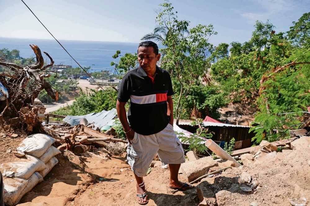 Cándido Trinidad de la Cruz sigue a la espera de alguna información sobre su familia, a la que perdió tras el paso de Otis. Foto: Diego Simón / EL UNIVERSAL