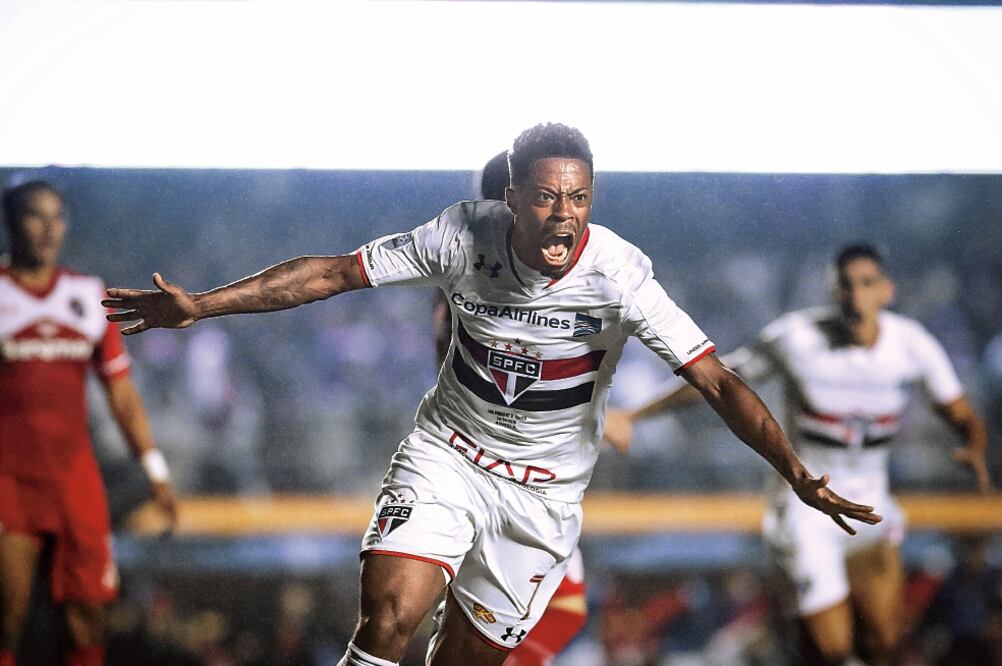 Michel Bastos hizo el primer gol de la noche para el club paulista (RICARDO NOGUEIRA. EFE)