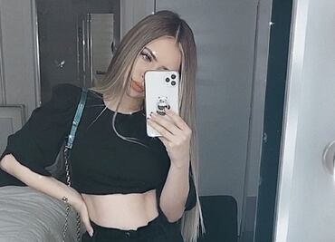 Hermana de Nodal combina playera con minifalda sin perder lo sexy