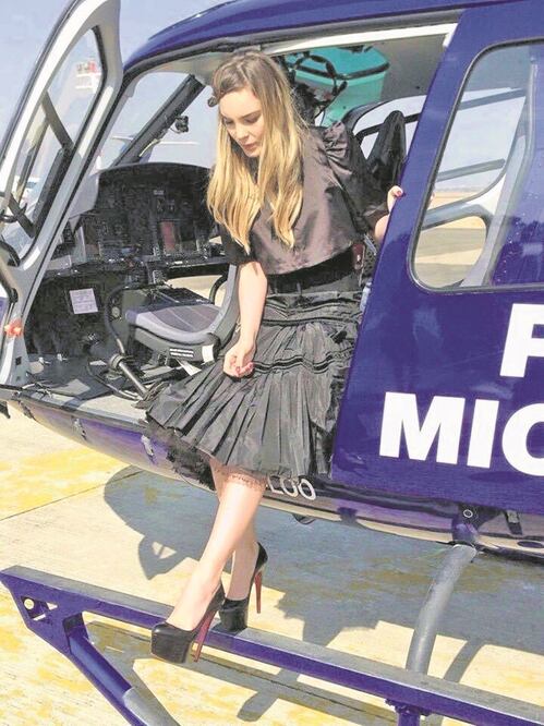 En redes sociales se difundió una fotografía en la que se observa a la cantante descender de un helicóptero de la SSP de Michoacán (ESPECIAL)