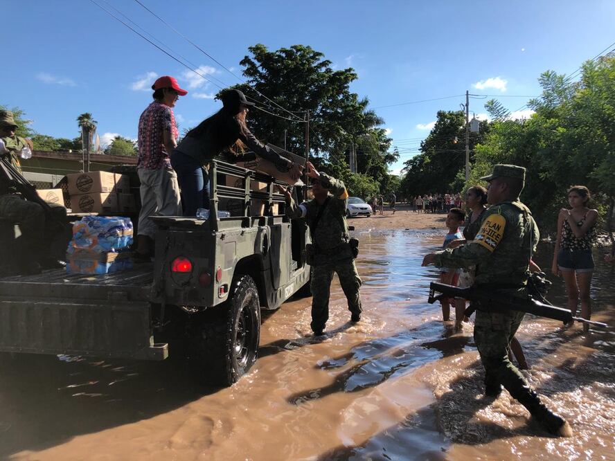 Brigadas de jóvenes en compañía del Ejército distribuyen alimentos, cobijas y kits de limpieza. (Foto: Especial)