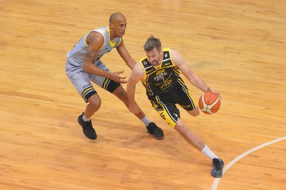 Ernesto Oglivie durante un juego de los Capitanes de la CDMX de la Liga Nacional de Baloncesto Profesional. Foto/Imago7.