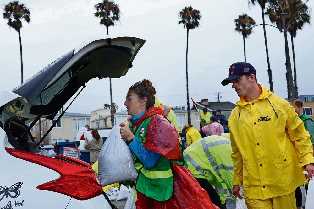 Voluntarios llenaban sacos con arena en previsión de Hilary, en L. Beach, California. Foto: Justin Sullivan | AFP