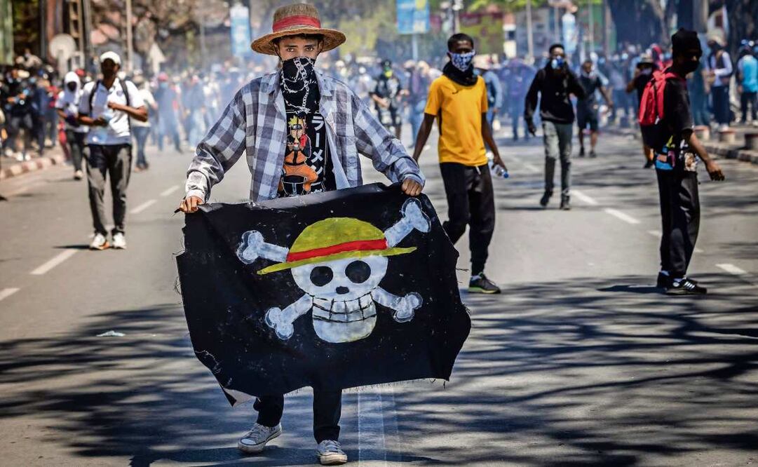 Un manifestante con una bandera del anime One Piece, durante una protesta en Antananarivo, capital de Madagascar. Foto: Luis Tato / AFP