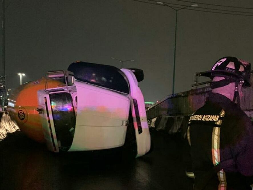 Personal de emergencia labora en el lugar del accidente / Tomada de Twitter @GobAtizapan