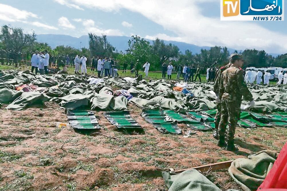 Víctimas. Imágenes de la tv argelina mostraron cuerpos cubiertos con plásticos, cerca del lugar del avionaz (AP)