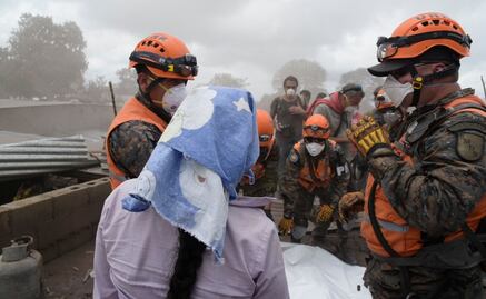 Reanudan búsqueda de víctimas en Guatemala; volcán de Fuego continúa activo