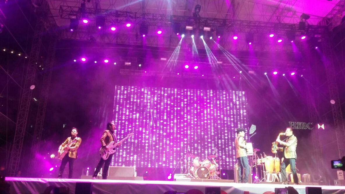 Da inicio el concierto de Los Tigres del Norte para recibir el 2016 (CRISTOPHER ROGEL)