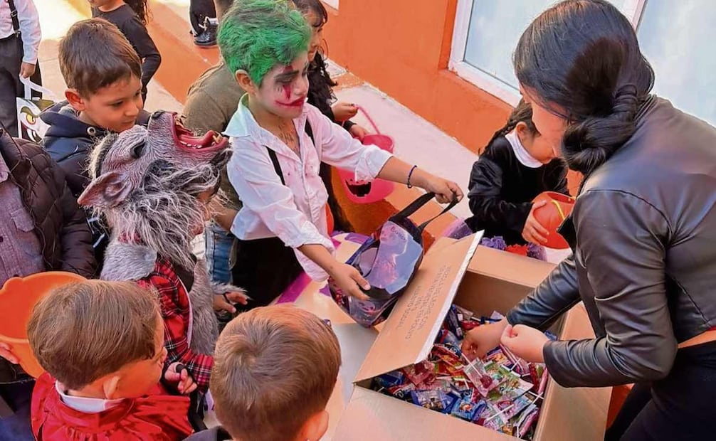 La tradición de pedir dulces con un cántico ha pasado de generación en generación, aunque ahora también ya se enseña a los niños en preescolar. Foto: Especial