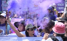 CDMX se pinta de morado en 8M; “el Mundial es una burla en un país donde matan a 15 mujeres al día”, gritan en marcha