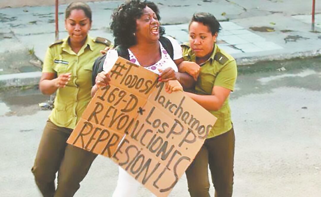 La opositora Berta Soler sufre uno de los cotidianos arrestos en La Habana. Foto: CORTESÍA