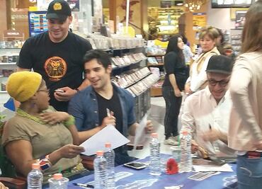 Dan flores y dibujos a elenco de 'El rey león'