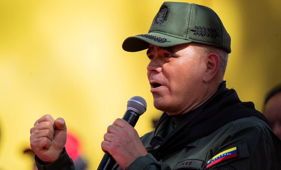 Fotografía de archivo del 13 de abril de 2024 del ministro de defensa de Venezuela, Vladimir Padrino López, ofreciendo un discurso en Caracas (Venezuela). Padrino López, advirtió a EU este jueves que "piense bien lo que va a hacer" al mencionar la "coyuntura de amenaza militar" tras el despliegue del país norteamericano en aguas del mar Caribe bajo el argumento de combatir el narcotráfico. Foto: EFE