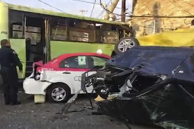 Choque entre microbús y cuatro autos deja varios heridos en Cuautepec