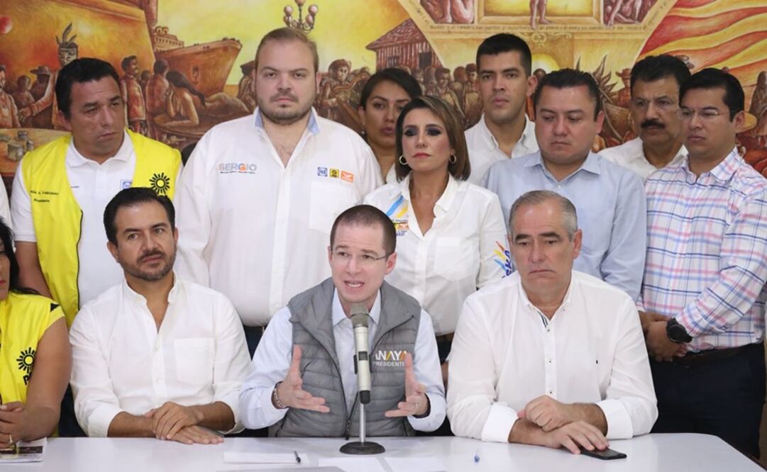 Ricardo Anaya, Mighuel Ángel Yunes Márquez y Jumen Rementería durante una conferencia en un café del puerto de Veracruz. Foto: Ariel Ojeda/EL UNIVERSAL