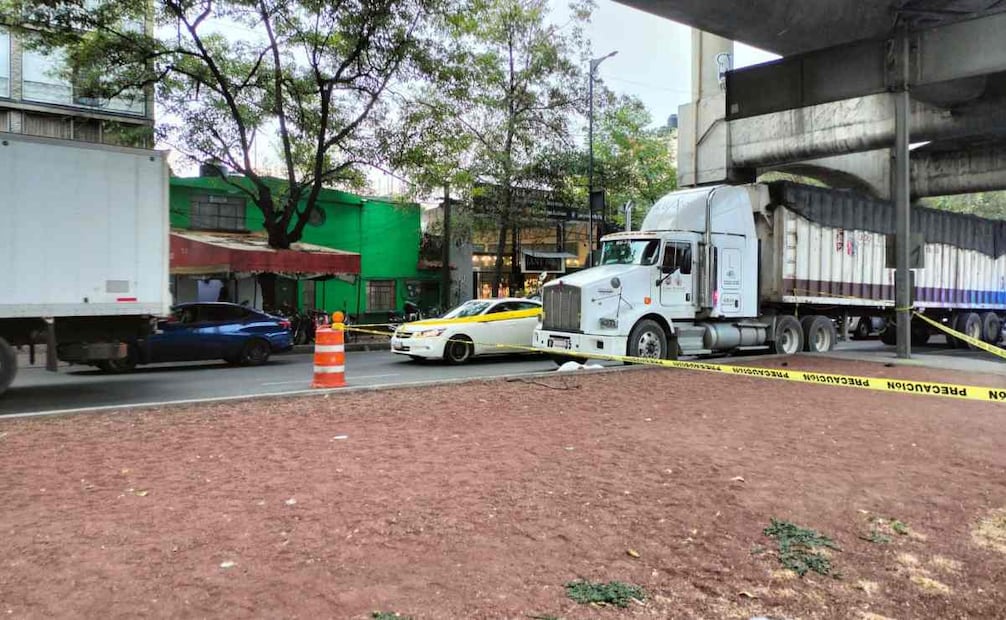 Policías acordonaron el área para evitar el paso de peatones y vehículos. Fotos: Especiales.