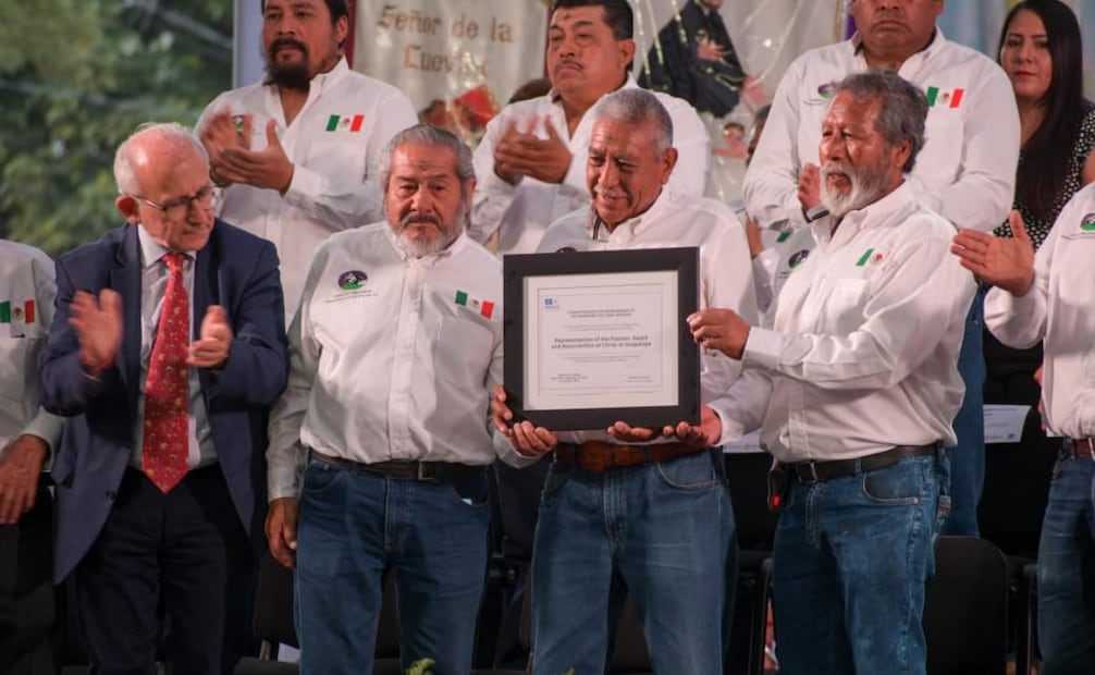 Entregan certificado que reconoce a la “Pasión de Cristo” de Iztapalapa como Patrimonio Inmaterial de la Humanidad; Brugada encabeza el evento.
Foto: Santiago Cadena.