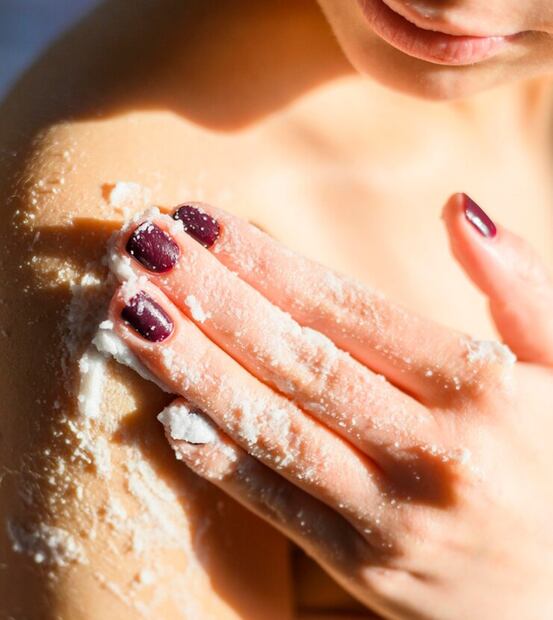 Exfoliar la piel. Foto: Freepik