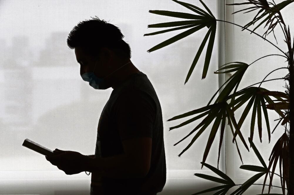 Édgar estuvo a punto de dejar el ciclo escolar, pero su familia y amigos lo ayudaron a través del internet para que concluyera su licenciatura en Educación Primaria (FOTOS: JUAN CARLOS REYES. EL UNIVERSAL)