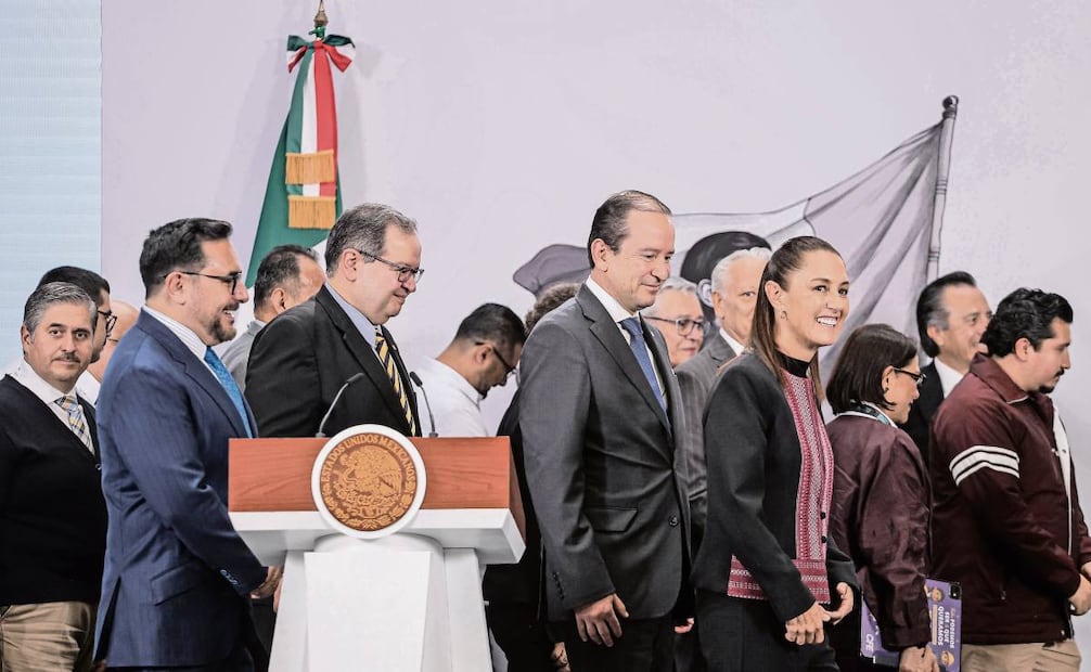 La presidenta Sheinbaum junto al grupo de especialistas en el tema de extracción de gas no convencional en la conferencia mañanera. Foto: Gabriel Pano / EL UNIVERSAL
