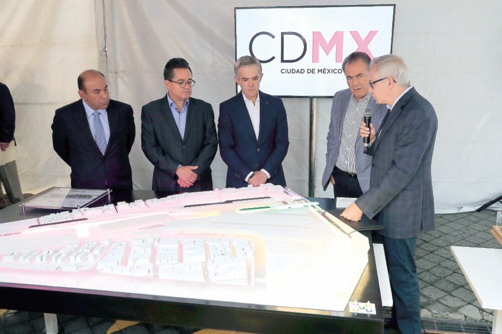 Miguel Ángel Mancera informó que la estación terminal del Metro Observatorio se convertirá en el Cetram más importante de la Ciudad de México. (IRVIN OLIVARES. EL UNIVERSAL)