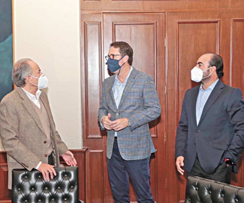 El gobernador Juan Manuel Carreras López (izquierda) con directivos de Metal Technologies.