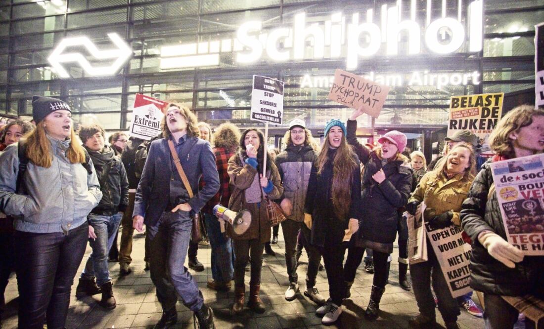 Manifestantes expresaron el domingo, en el aeropuerto holandés de Schiphol, su rechazo al veto de Trump a personas de países mayoritariamente musulmanes. (ALEXANDER SCHIPPERS. EFE)