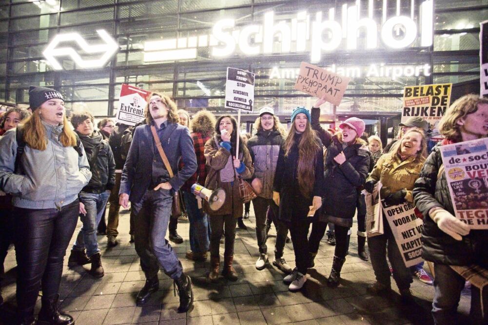 Manifestantes expresaron el domingo, en el aeropuerto holandés de Schiphol, su rechazo al veto de Trump a personas de países mayoritariamente musulmanes. (ALEXANDER SCHIPPERS. EFE)