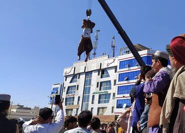 Exhiben talibanes cadáveres colgados de cuatro secuestradores