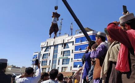 Exhiben talibanes cadáveres colgados de cuatro secuestradores