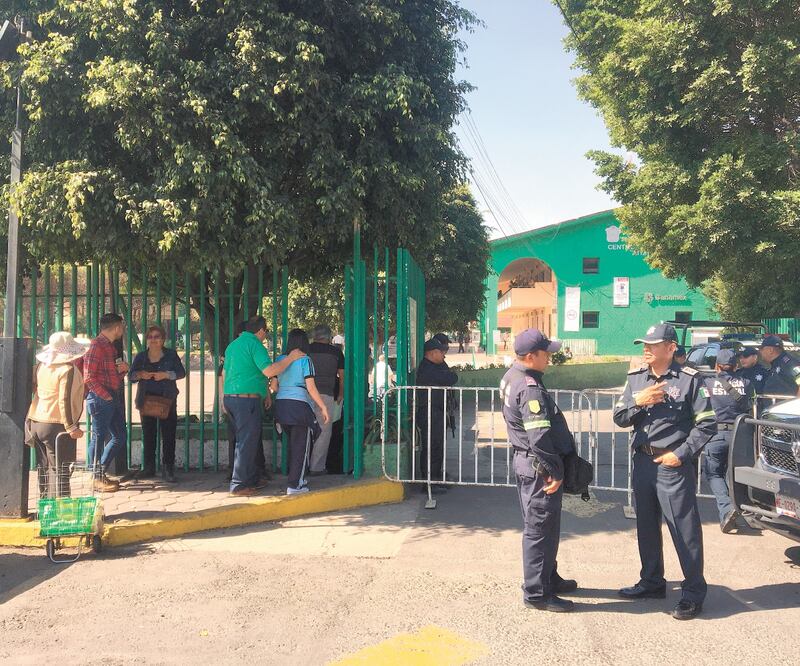 Autoridades mexiquenses cercaron el Centro de Justicia de Atizapán, cerraron el estacionamiento público y suspendieron la mayoría de los trámites y servicios para tratar de resguardar la zona. Foto: ARMANDO MARTÍNEZ. EL UNIVERSAL 