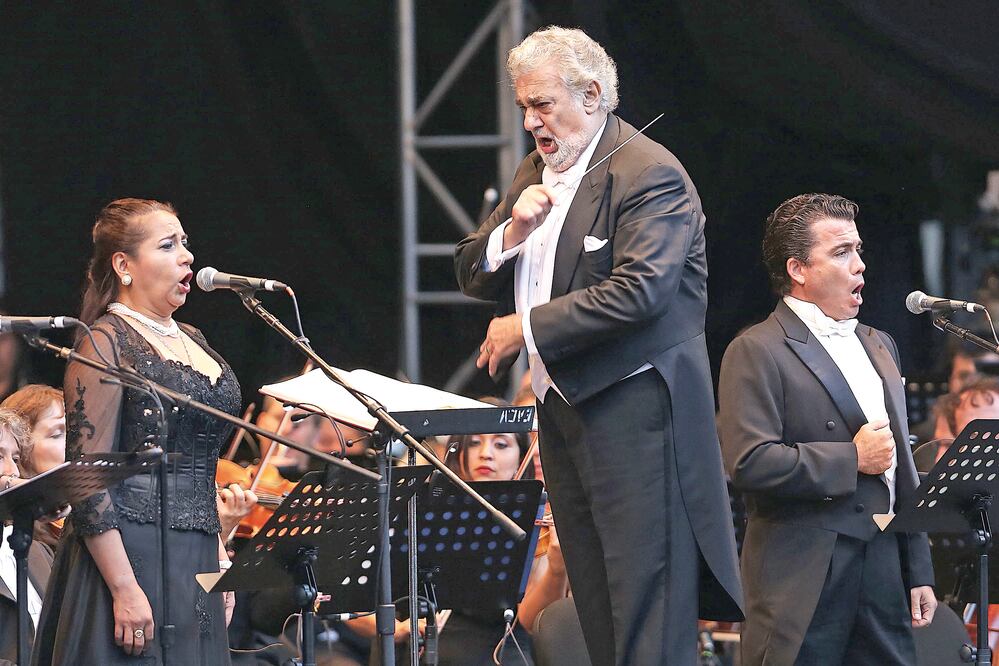 Bajo la batuta del tenor Plácido Domingo, la Orquesta Filarmónica de la Ciudad de México interpretó fragmentos del Réquiem , de Verdi, durante el homenaje para recordar los 30 años del temblor (FOTOS: JUAN CARLOS REYES. EL UNIVERSAL)