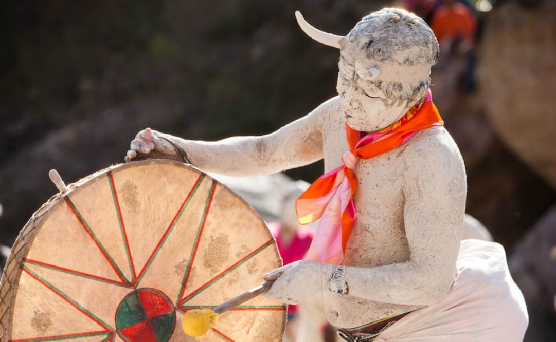 Los hombres se pintan completamente de blanco, o rayas blancas con negras, o motas en todo el cuerpo. Algunos portan cuernitos. (Foto: Cortesía Dirección de Turismo de Chihuahua)