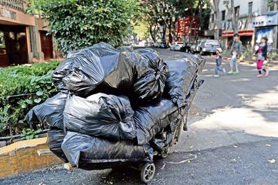Basura y baches, constantes problemas de la Zona Rosa