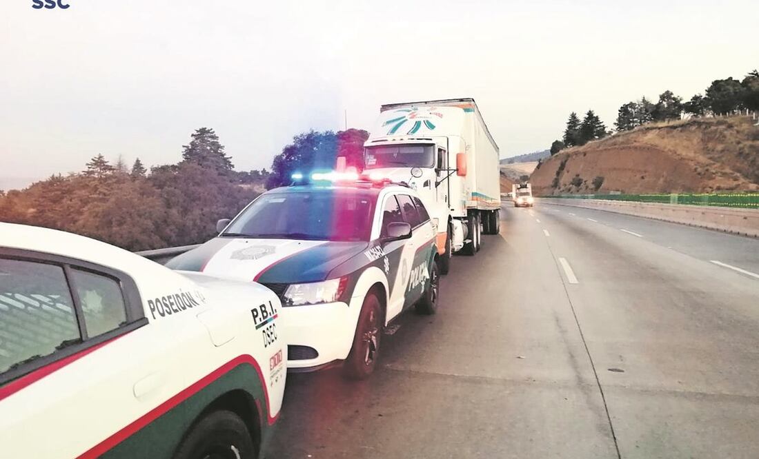 Los elementos de la PBI impidieron el robo de 60 toneladas de cobre que eran transportados en los camiones de carga. Foto: Especial.