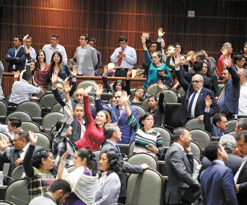 El pleno de la Cámara de Diputados aprobó ayer, con cambios, el dictamen a la minuta que reforma los artículos 108 y 111 de la Constitución para quitarle el fuero al Presidente de la República. GERMÁN ESPINOSA. EL UNIVERSAL