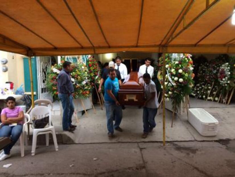 Con gritos de ¡justicia!, despiden a director del ISSSTE en Mazatlán