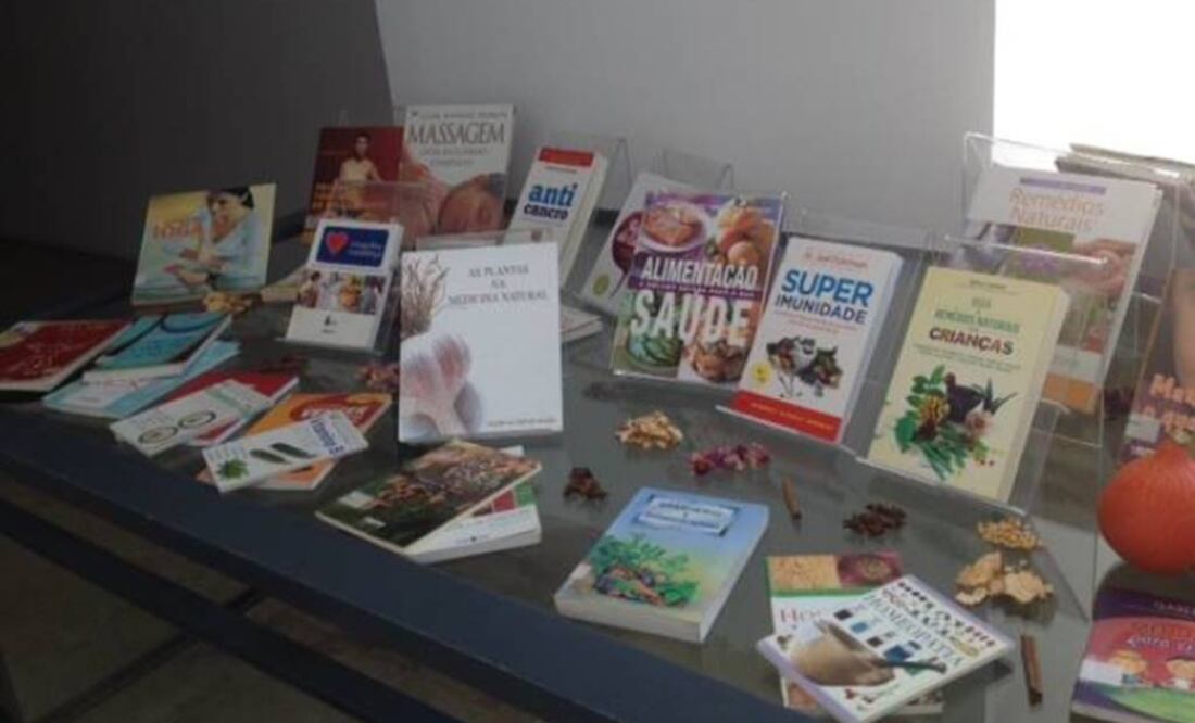 Este pionero proyecto, que se prolongará hasta el 15 de septiembre, reparte gratuitamente entre 50 y 60 libros cada día en parques, jardines, bancos y espacios públicos. FOTO: Facebook/Bibliotecas Municipais de Lisboa.